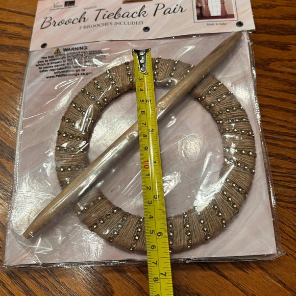 NWT Vatican Homes Set Tan Jute w/ Gold Studs Brooch Tiebacks w/Wand for Curtains - Picture 12 of 15